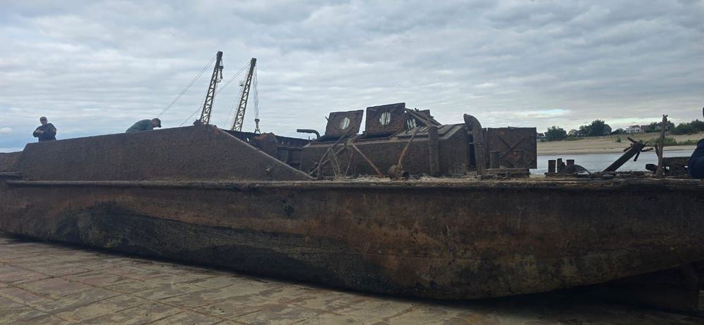 Понтон парка СП-19, поднятый со дна Волги