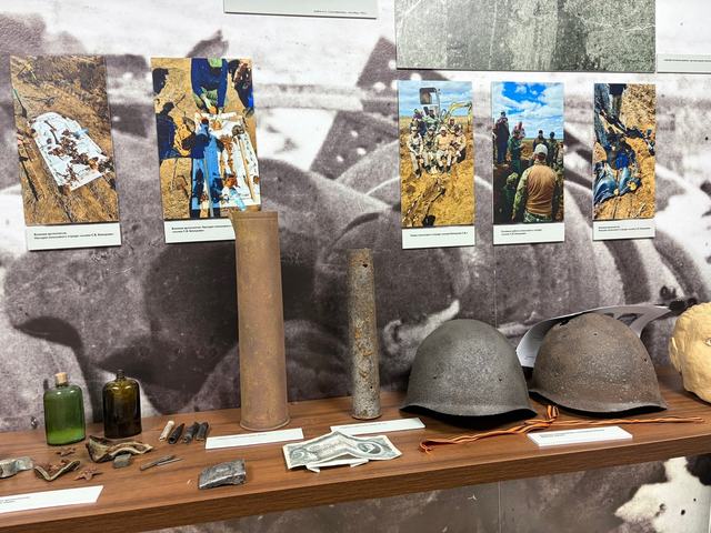 Фотографии поисковых работ отряда, гильзы советских орудий, каски бойцов и бутылки