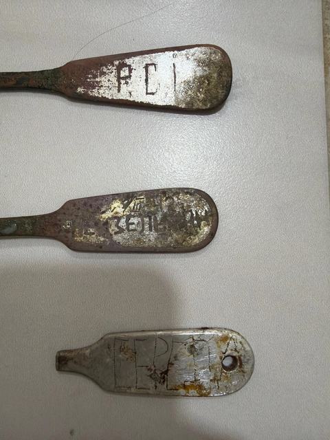 Ложки с выцарапанными надписями