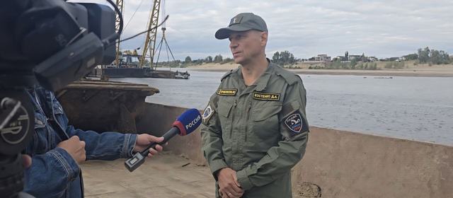 Прокурор области Д. А. Костенко отвечает на вопросы журналистов во время работ на понтоне